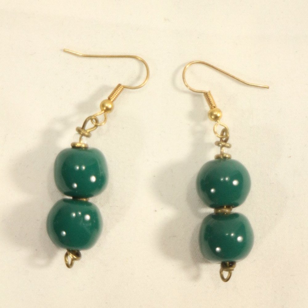 KAZURI Handmade Beaded Emerald Green Earrings PAIR Sz OS